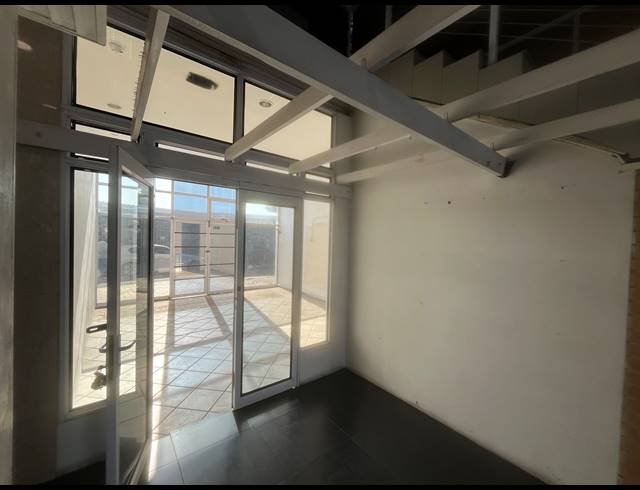 33M² BUSINESS TO LET IN PARKLANDS